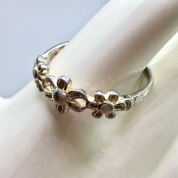 Petite Sterling Silver Flowers Ring Size 8.75 Triple Daisy Design Thin Band - Picture 2 of 12